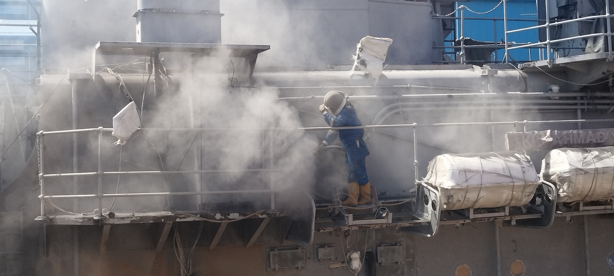 Ship,Sandblasting,And,Vaporblasting,At,Dockyard