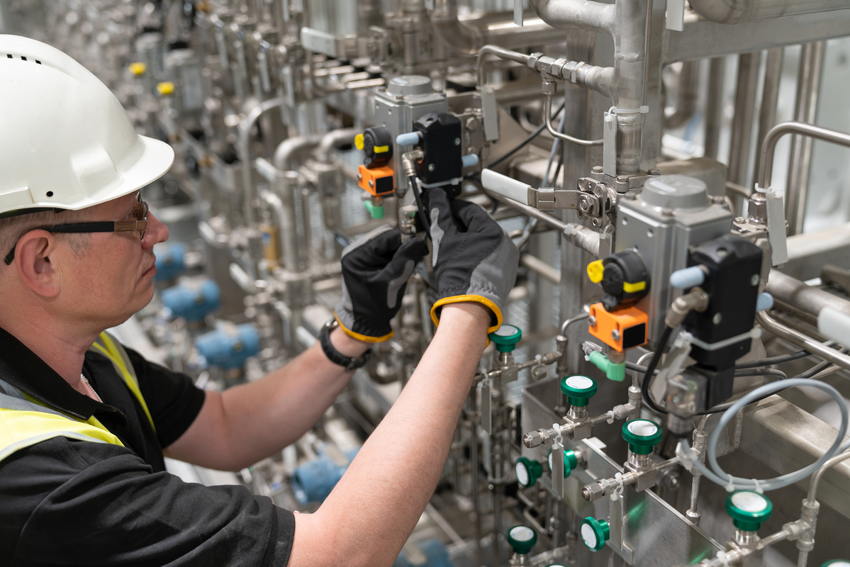 Service,Engineer,Checks,An,Pneumatic,Valve