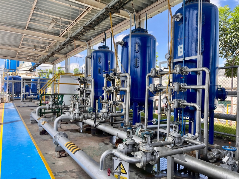 Industrial,Air,Compressor,And,Filtration,System,With,Blue,Storage,Tanks